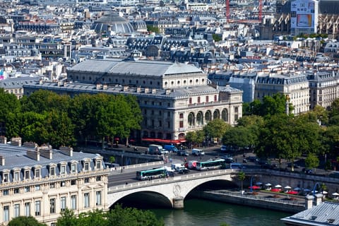  The Théâtre du Châtelet with the Bourse de Commerce and Paroisse St Eustache in the backdrop